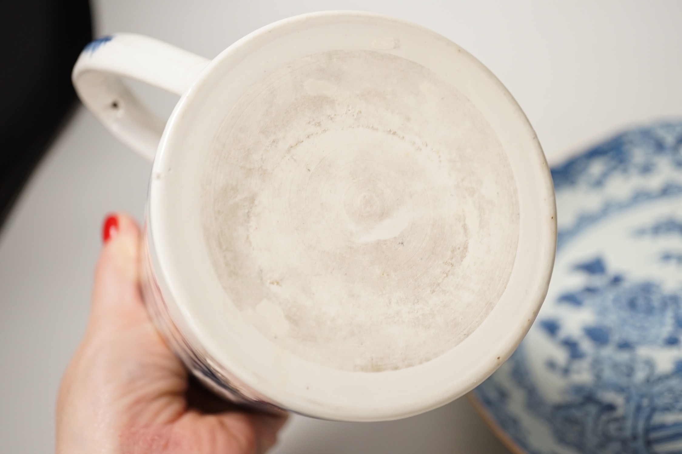 A Chinese Export famille rose tankard, 13cm tall, together with a Chinese blue and white plate, both 18th century